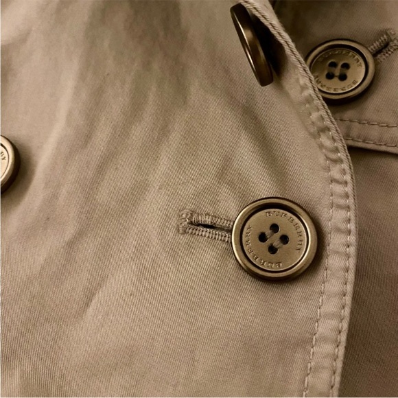 Burberry girl’s trench coat with detachable hood!! Beige /khaki color!! Size 5Y! - Picture 7 of 8